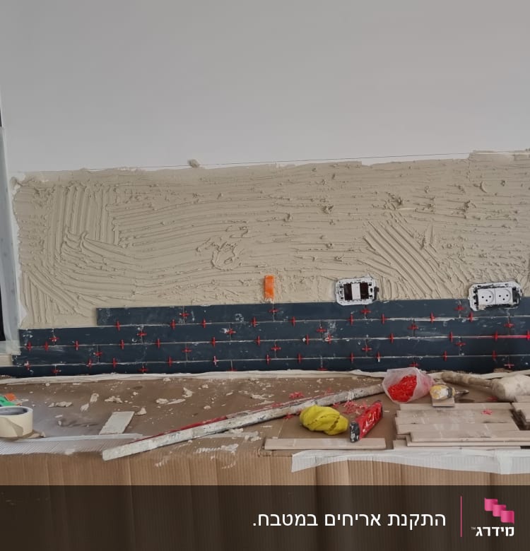 כלי עבודה ושיפוץ קיר עם לייזר ומרצפות